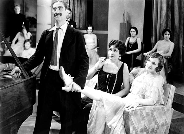 Groucho Marx hlt ein Damenbein